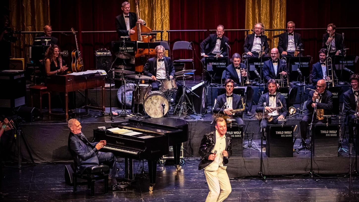 Der Fürther Jazz-Komponist Thilo Wolf (am Flügel) mit seiner Big Band und dem Musical-Sänger Gaines Hall. Der Fürther Jazz-Komponist Thilo Wolf (am Flügel) mit seiner Big Band und dem Musical-Sänger Gaines Hall.