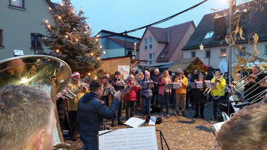 Der Posaunenchor Vincenzenbronn spielte das Freude-für-alle-Weihnachtslied spontan auf dem Weihnachtsmarkt Großhabersdorf vom Blatt. 