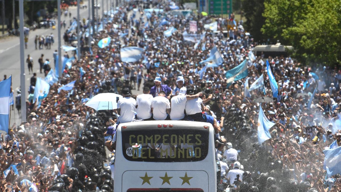 Die argentinischen Weltmeister fahren mit einem Doppeldecker-Bus durch Buenos Aires. Die argentinischen Weltmeister fahren mit einem Doppeldecker-Bus durch Buenos Aires.