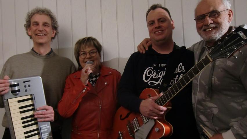 Unbändigen Spaß hatte die Band "A Schdambala Musigg" bei der Aufnahme des Liedes, nämlich Dominik Henrich, Marion Bachl, Mark Muzenhardt und Rolf Vitzthum (von links). 