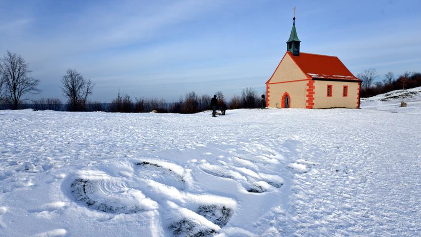 Eine winterliche Impression vor der Kapelle auf der Ehrenbürg. Mehr Leserfotos und Leserbriefe finden Sie hier.