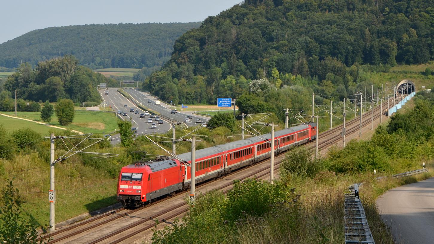 Der München-Nürnberg-Express, hier auf dem Streckenabschnitt bei Kinding im Landkreis Eichstätt unterwegs, wurde in den vergangenen Tagen von technischen Problemen ausgebremst. Bei den Loks von Deutschlands schnellstem Regionalzug waren kurzfristig außerplanmäßige Instandhaltungsarbeiten nötig.