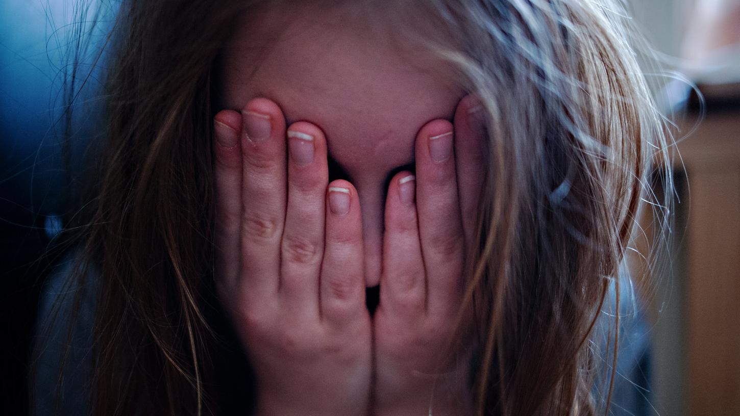 Es ist ein Trauma, das die Betroffenen lange begleitet: Sexueller Missbrauch innerhalb der eigenen Familie hinterlässt tiefe Spuren (Symbolfoto). Es ist ein Trauma, das die Betroffenen lange begleitet: Sexueller Missbrauch innerhalb der eigenen Familie hinterlässt tiefe Spuren (Symbolfoto).