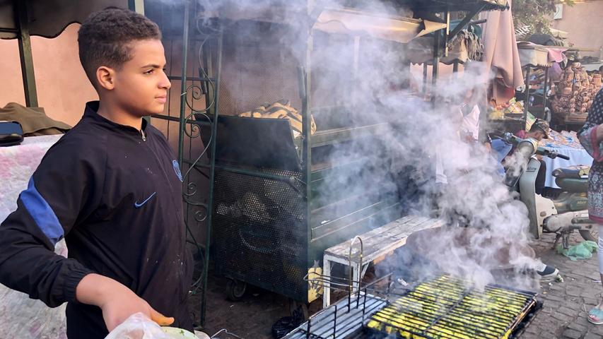 Nicht nur Händler und Handwerker bevölkern die kleinen Gassen in der Medina, der Altstadt von Marrakesch. Zahlreiche Essensstände säumen vor allem die kleinen Plätze im labyrinthartigen Gewirr der Souks. Ob Fleischgerichte, gebratenes Gemüse oder schlicht Brot. Auch Obststände finden sich immer wieder zwischen den Verkaufsständen.