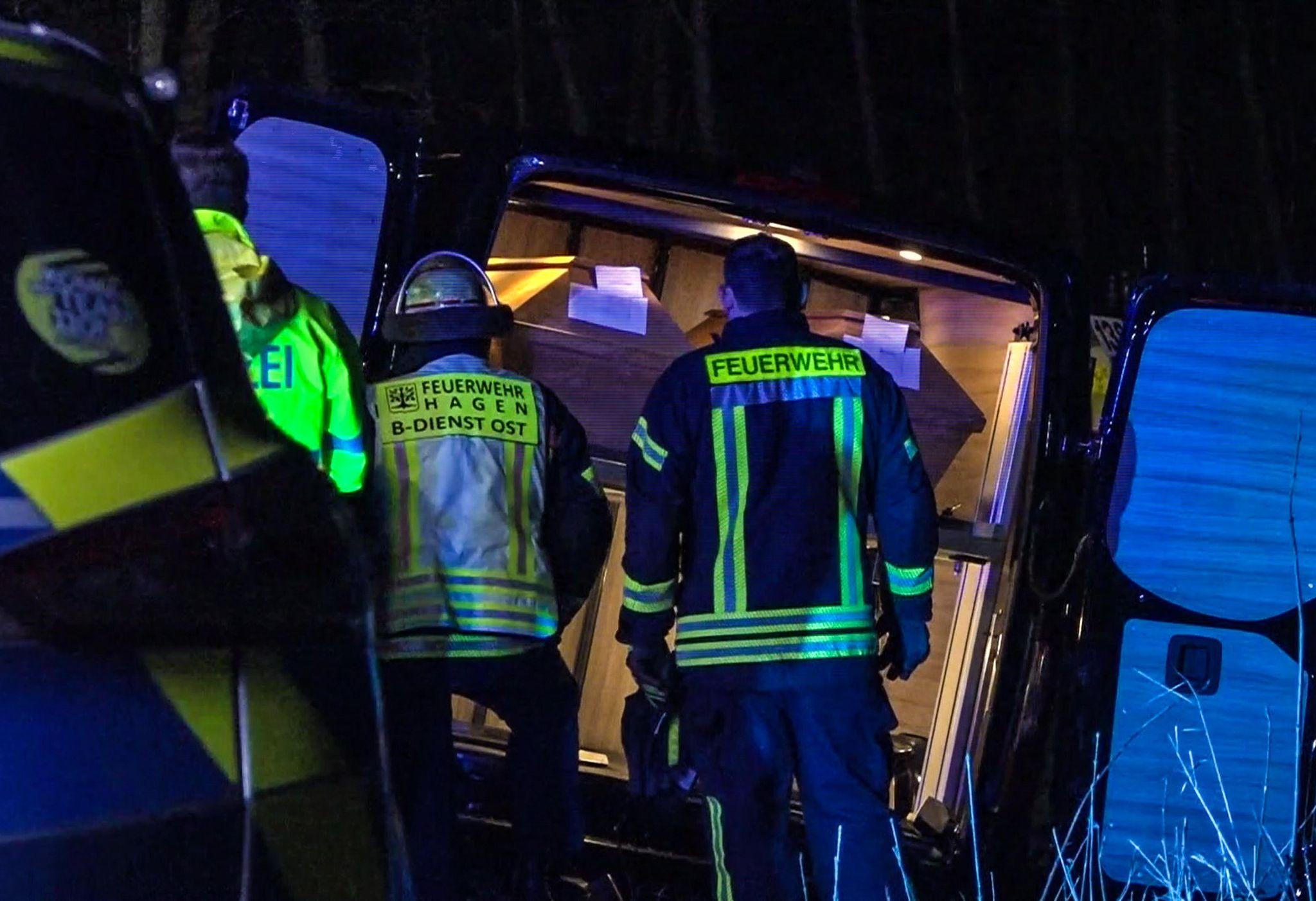 Grausamer Unfall: Leichenwagen Verunglückt Mit Vier Särgen - Fahrer Stirbt