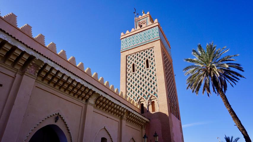 Im ganzen Stadtgebiet verteilt gibt es unzählige Moscheen in Marrakesch. So wie die Moschee al-Mansur (Kasbah-Moschee). Alle eint, dass sie meist kunstvoll hergerichtet und in einem guten Zustand erhalten sind. Um die Gotteshäuser herum pulsiert zumeist das Leben. Egal ob Händler, Cafés oder private Verabredungen - alles trifft sich an den Moscheen.