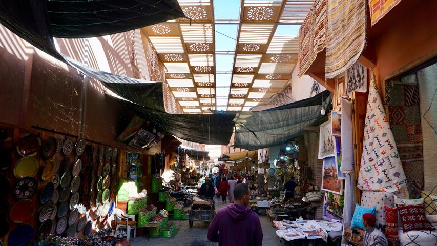 Seit 1985 zählt die gesamte Altstadt von Marrakesch - die Medina - als UNESCO Weltkulturerbe. Die kleinen Gassen, die Souks, sind eng und unübersichtlich. Starten Sie am Platz der Gaukler und lassen Sie sich durch das Gewusel an Menschen treiben. Von Händlern aktiv angesprochen zu werden ist dabei keine Seltenheit. Wenn kein Interesse an der Wahre besteht, antworten Sie mit einem Lächeln und "Shukran", was Danke auf arabisch bedeutet.