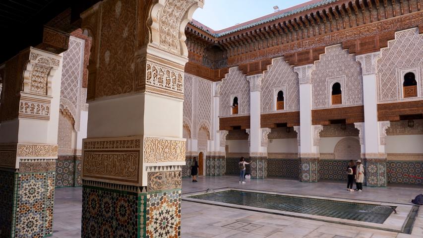 Die Medersa Ben Youssef ist eine ehemalige Koranschule im Herzen der Medina. Im Zentrum des Gebäudes liegt ein prächtiger Innenhof. Die Wände sind mit Kacheln und auch Marmorplatten verziert. Kunstvolle Schnitzereien lassen die Besucher staunen.