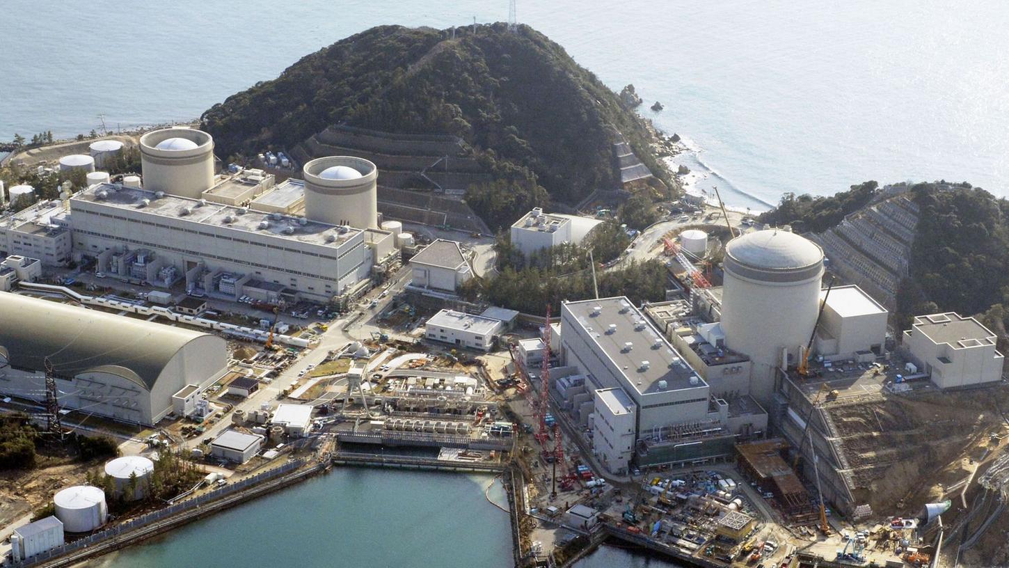 Anfang der Woche hatte ein Gericht die Forderung von Anwohnern des AKW Mihama zurückgewiesen, den dortigen mit mehr als 40 Jahren ältesten laufenden Reaktor wegen Sicherheitsbedenken abzuschalten. Anfang der Woche hatte ein Gericht die Forderung von Anwohnern des AKW Mihama zurückgewiesen, den dortigen mit mehr als 40 Jahren ältesten laufenden Reaktor wegen Sicherheitsbedenken abzuschalten.