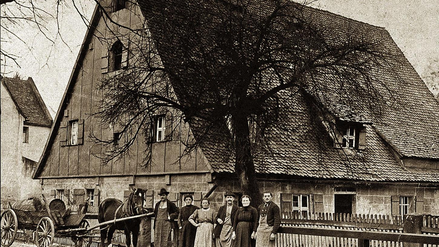 Die Bleisteinersche Familie ist samt Gesinde vor ihrem Bauernhof in der Erlenstegenstraße 103 angetreten. Die Fotografie aus der Zeit um 1913/14 zeigt eindrucksvoll bäuerliches Selbstbewusstsein, galt „der Bleisteiner“ doch neben dem „Bauern-Kalb“ als der größte Bauer des Dorfes Erlenstegen. Von links nach rechts: Georg „Gerch“ Bleisteiner mit Hut, Kleinmagd Lienhard, Großmagd Fahner, Johann Bleisteiner, Frau Bleisteiner und Georg Bleisteiner. Die Bleisteinersche Familie ist samt Gesinde vor ihrem Bauernhof in der Erlenstegenstraße 103 angetreten. Die Fotografie aus der Zeit um 1913/14 zeigt eindrucksvoll bäuerliches Selbstbewusstsein, galt „der Bleisteiner“ doch neben dem „Bauern-Kalb“ als der größte Bauer des Dorfes Erlenstegen. Von links nach rechts: Georg „Gerch“ Bleisteiner mit Hut, Kleinmagd Lienhard, Großmagd Fahner, Johann Bleisteiner, Frau Bleisteiner und Georg Bleisteiner.