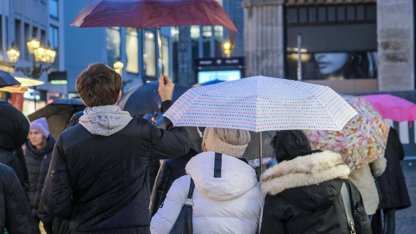 Die Hoffnung auf weiße Weihnachten ist dahin: Der Heiligabend fällt in diesem Jahr in Bayern sprichwörtlich ins Wasser. Die Hoffnung auf weiße Weihnachten ist dahin: Der Heiligabend fällt in diesem Jahr in Bayern sprichwörtlich ins Wasser.