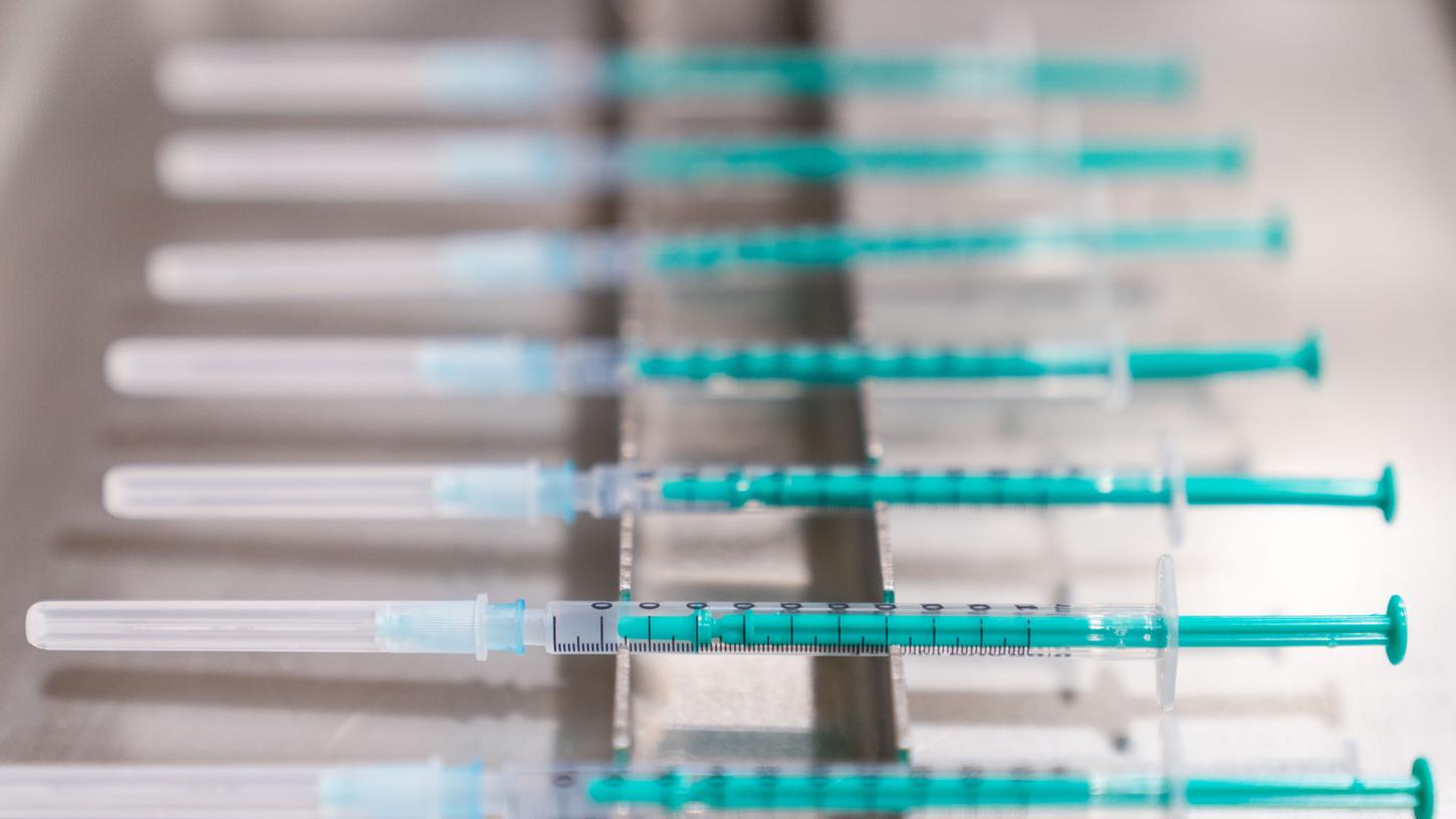 Fertig aufgezogene Spritzen mit dem Impfstoff von Biontech/Pfizer liegen im Impfzentrum Coburg bereit. 