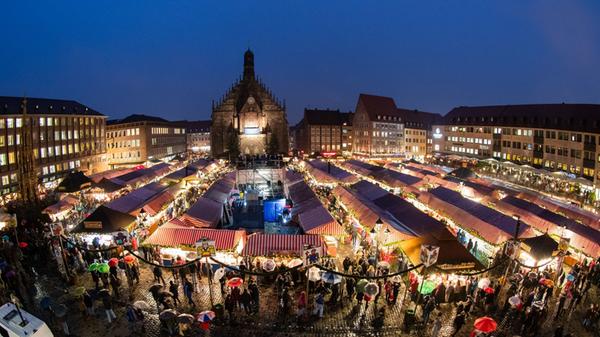 Weltbekannt und einer der Lieblingsplätze der Deutschen. Der Nürnberger Christkindlesmarkt ist was für Weihnachstliebhaber und -muffel. Süße Lebkuchen, deftige Bratwurst und kunstvolles Handwerk - jeder wird fündig. Am 1. Dezember wird der Markt vom Christkind mit seinem Prolog eröffnet. Bis zum 24. Dezember können Besucher dann über den Hauptmarkt schlendern.