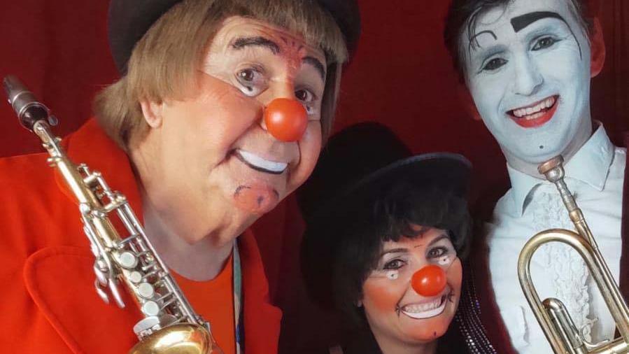 Clowns dürfen bei einer Zirkusshow natürlich nicht fehlen. Clowns dürfen bei einer Zirkusshow natürlich nicht fehlen.