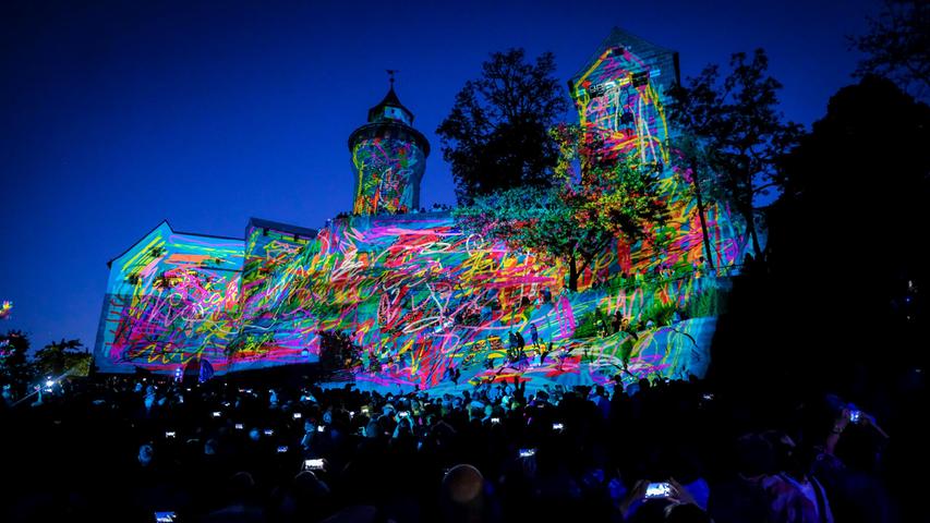 So leuchtend farbenfroh sah die Nürnberger Kaiserburg aus, als sie 2018 bei der Blauen Nacht von Dan Reeder illuminiert wurde.  
