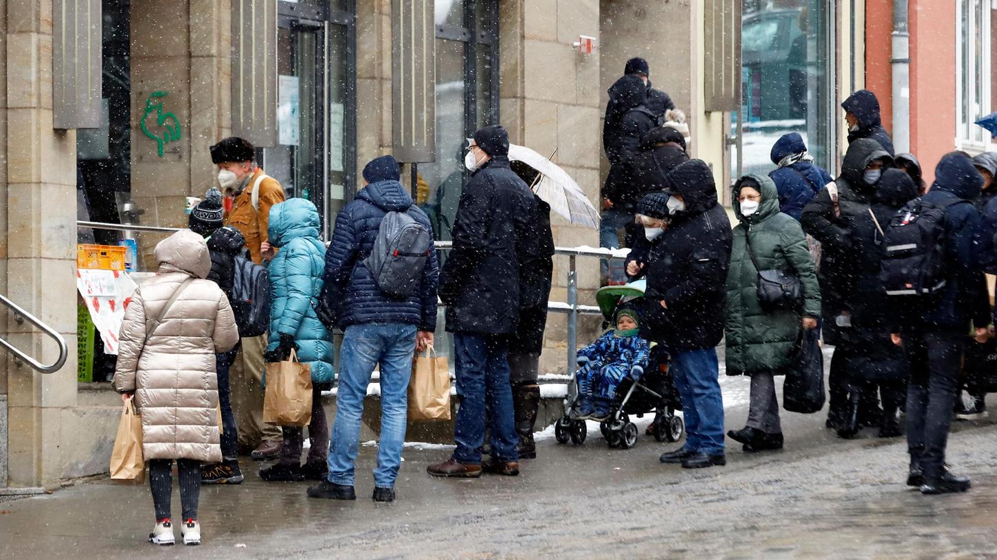 Beim Obdachlosenfrühstück stehen die Menschen regelmäßig lange in der Warteschlange - selbst bei Regen und Schnee. 