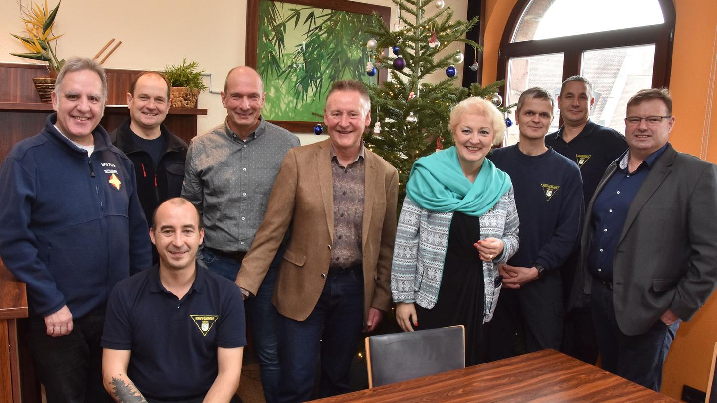 Weihnachtliches Gruppenbild mit OB und Landtagsabgeordneter, die zum Kurzbesuch vorbeischauten: Die Fürther Feuerwehr-Truppe steht auch an Heiligabend parat.