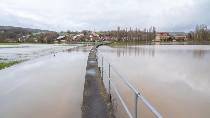Für die Landkreise Bamberg, Coburg, Lichtenfels und Kronach hat der Bayerische Hochwassernachrichtendienst derzeit die "Warnung vor Überschwemmungen für bebaute Gebiete" ausgerufen - auf einer Übersichtskarte sind die Regionen rot gekennzeichnet.