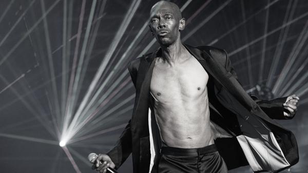 Der Sänger der Band Faithless, bekannt für Techno-Samples wie "Insomnia" und "We come 1", starb im Alter von von 65 Jahren in seinem Haus in London.