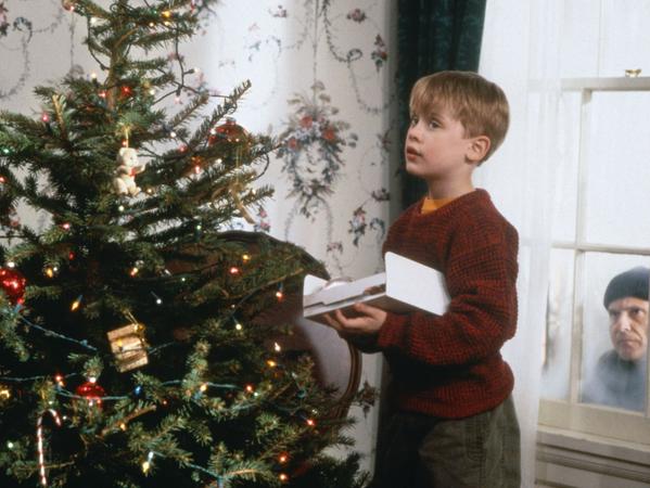 Während der nichtsahnende Kevin (Macaulay Culkin, l.) den Weihnachtsbaum schmückt, lauert Harry (Joe Pesci) auf eine Gelegenheit, das Haus auszurauben.