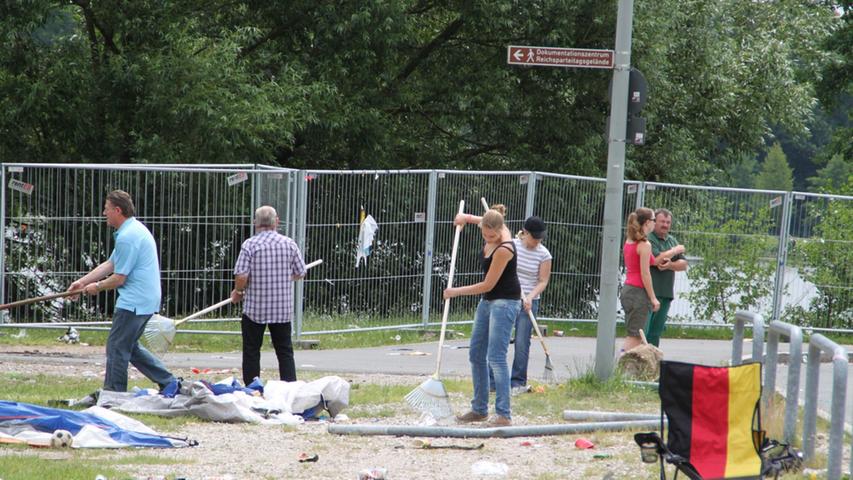 Die Besucher haben zu Beginn des Festivals Tüten für den Müll bekommen. Foto: News5