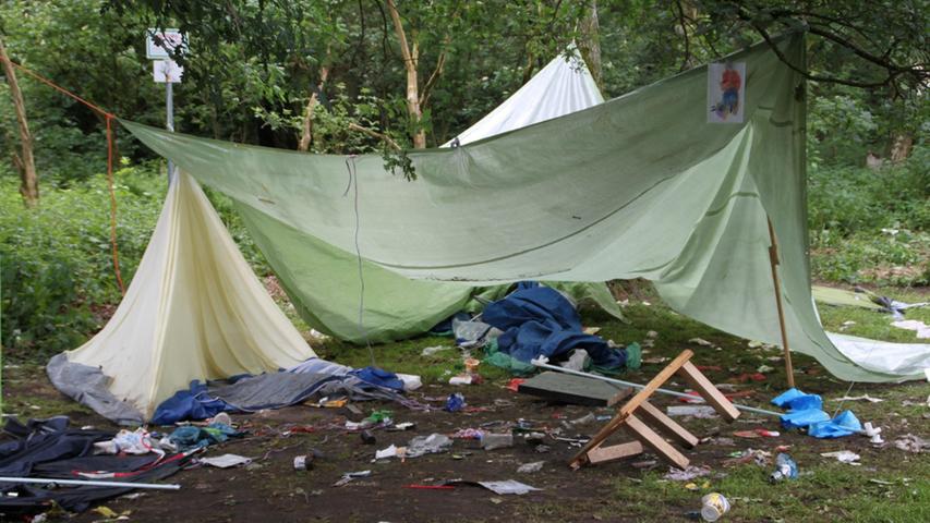 Ganze "Zelte" wurden einfach auf dem Gelände zurück gelassen. Foto: News5