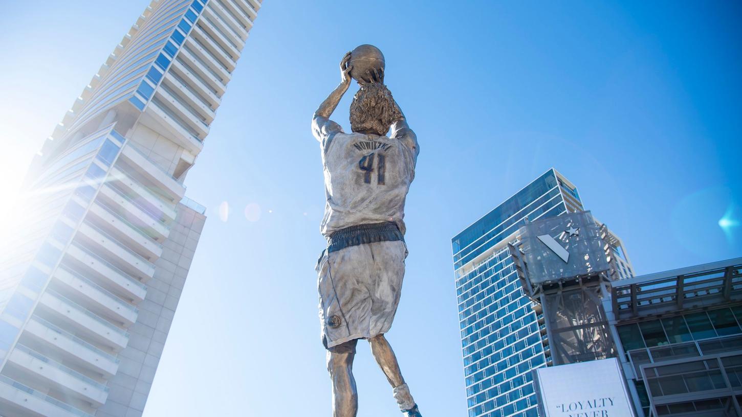 Eine Statue von Dirk Nowitzki steht nun vor dem American Airlines Center in Dallas. Eine Statue von Dirk Nowitzki steht nun vor dem American Airlines Center in Dallas.