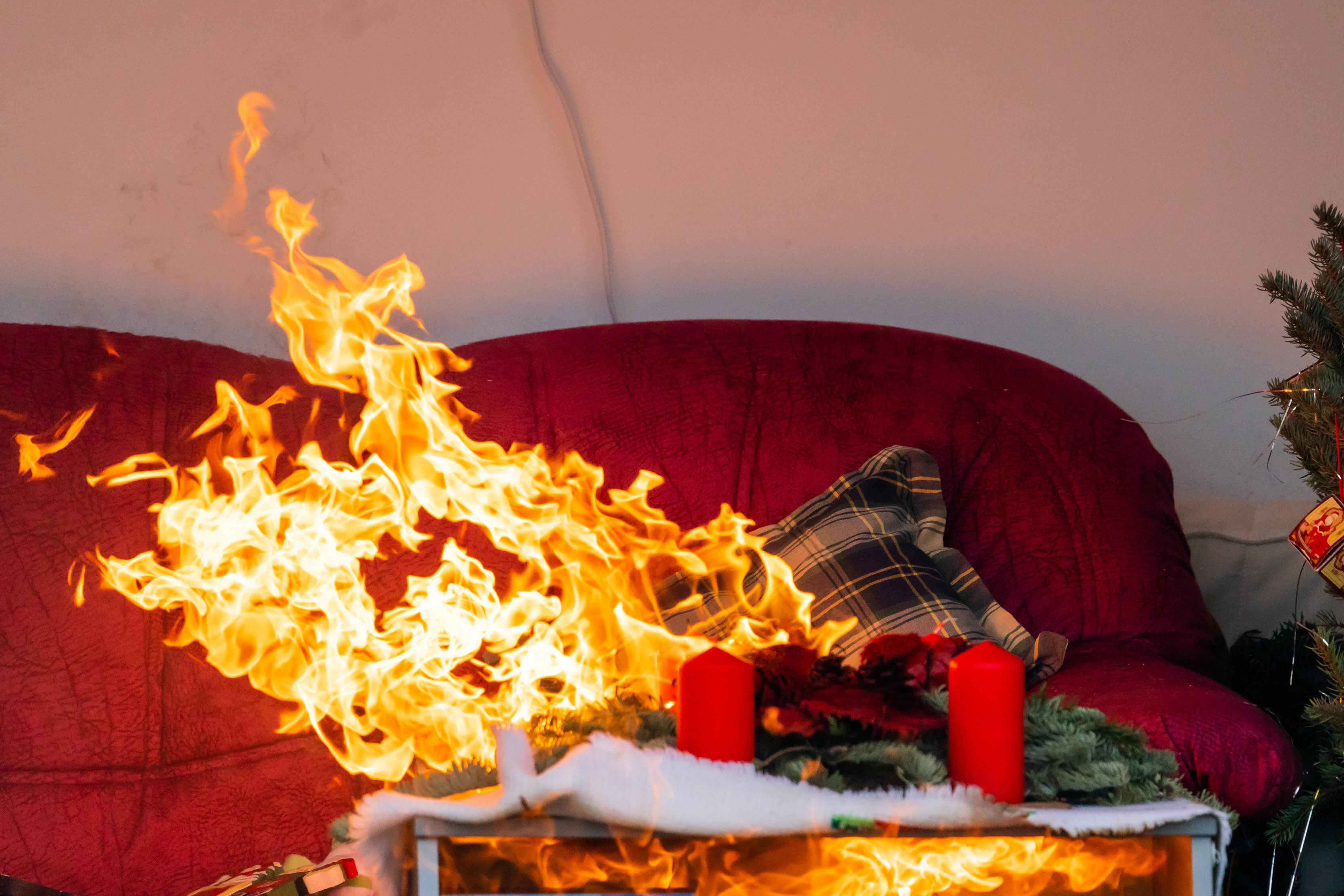 Mann will Weihnachtsgeschenke mit Benzin reinigen und löst