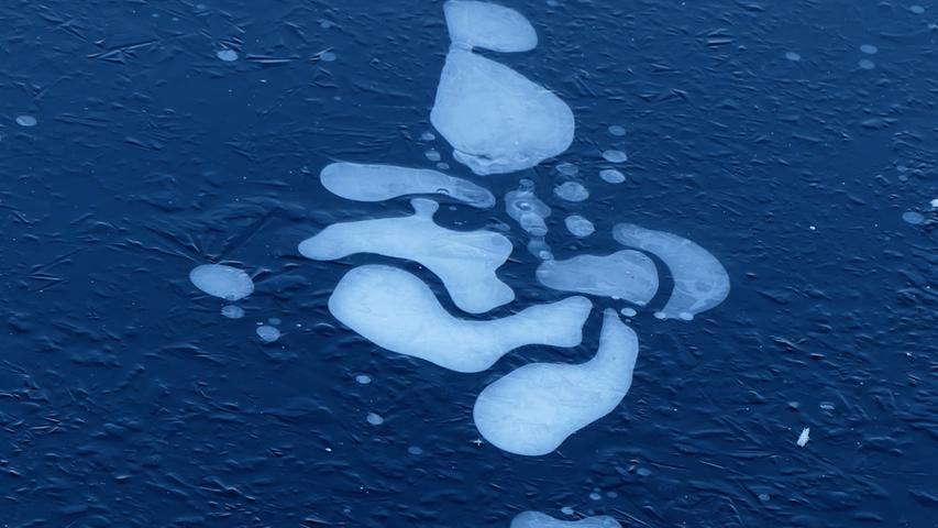 Wie gemalt: Luftblasen unter dem Eis. Mehr Leserfotos und Leserbriefe finden Sie hier.