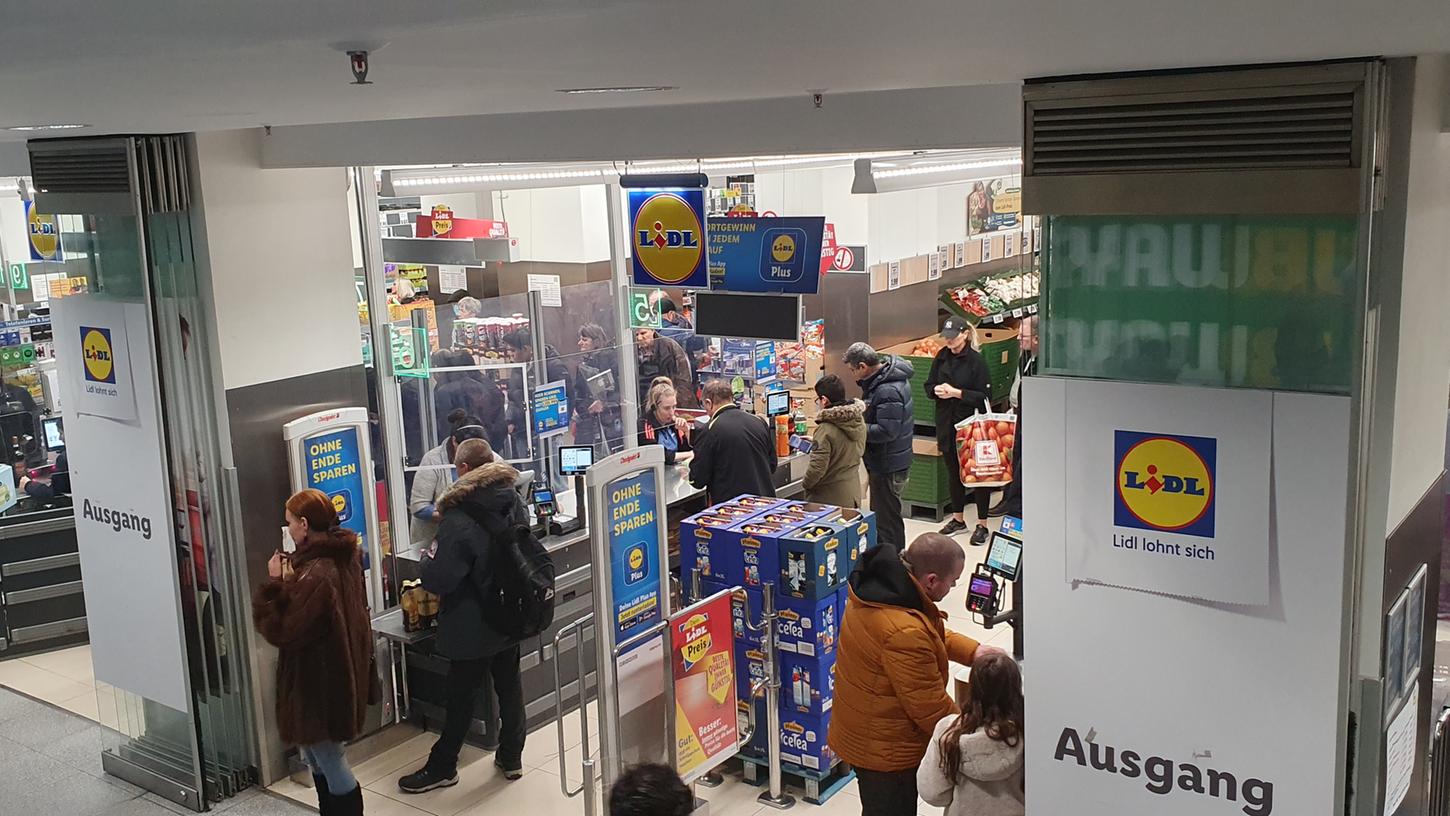 Alle Jahre wieder: Am 2. Weihnachtsfeiertag ist die Lidl-Filiale im Nürnberger Hauptbahnhof sehr gut besucht.