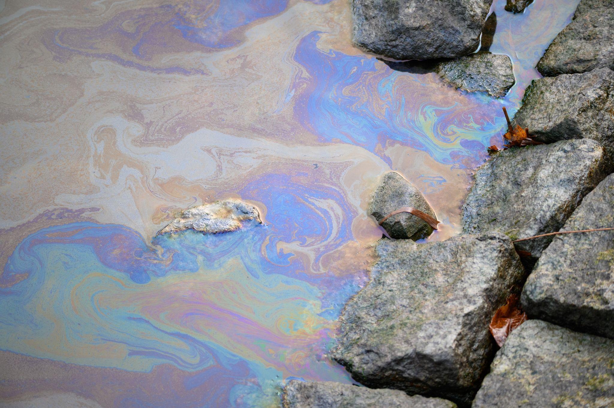 Ausgelaufenes Öl stoppt Schifffahrt auf dem Nord-Ostsee-Kanal