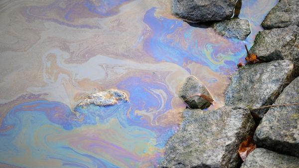 Ausgelaufenes Öl stoppt Schifffahrt auf dem Nord-Ostsee-Kanal