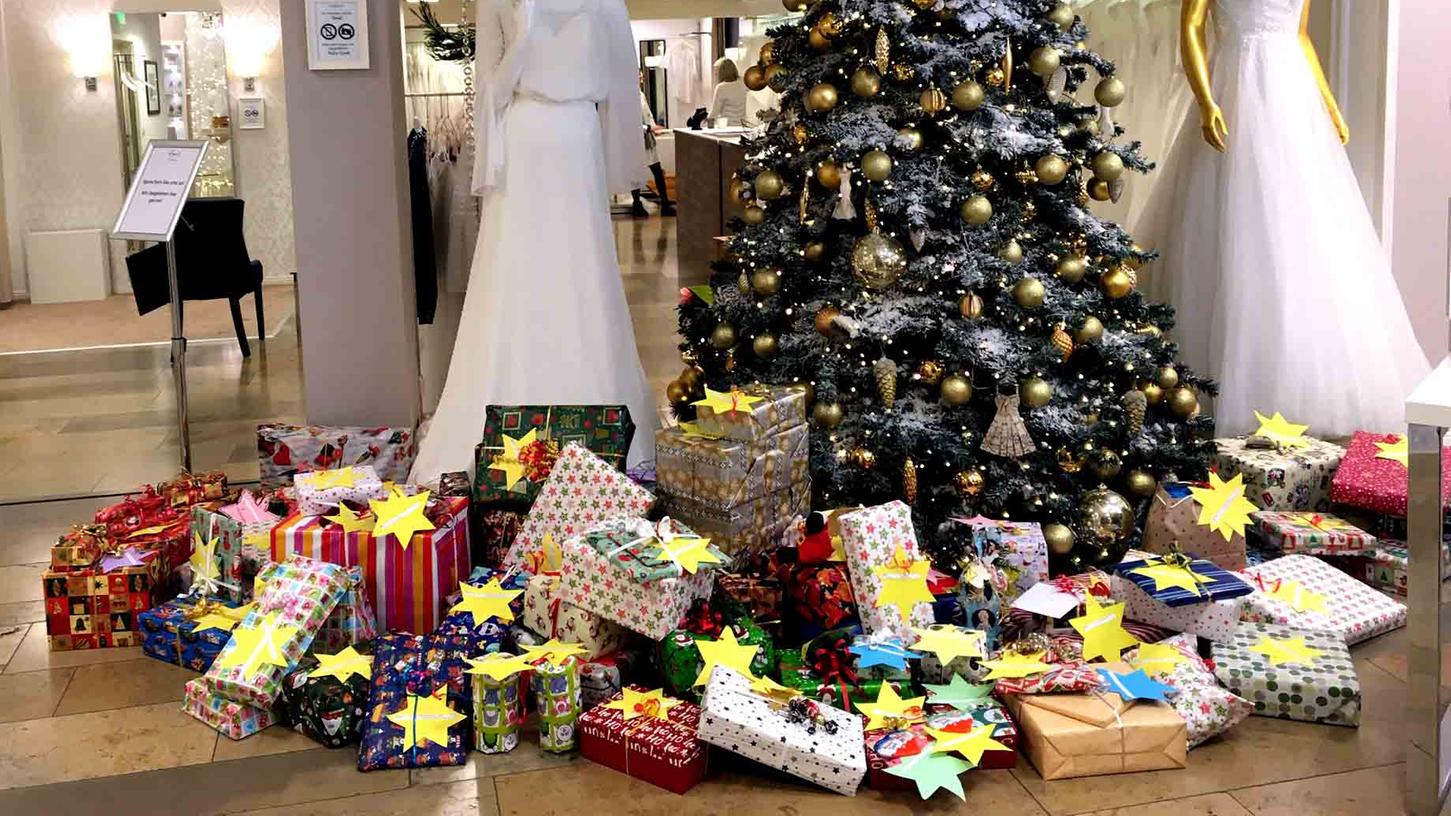 Die Geschenke: Hier noch am Wunsch-Sterne-Baum, danach auf dem Weg zu den Kindern. Die Geschenke: Hier noch am Wunsch-Sterne-Baum, danach auf dem Weg zu den Kindern.