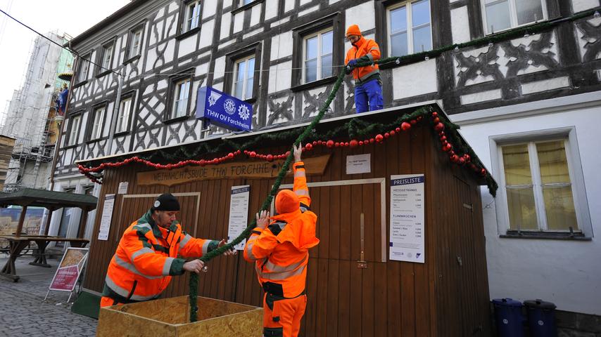 Die Mitarbeiter der Stadt Forchheim haben am Tag nach den Feiertagen die Weihnachtsbeleuchtung abgebaut.