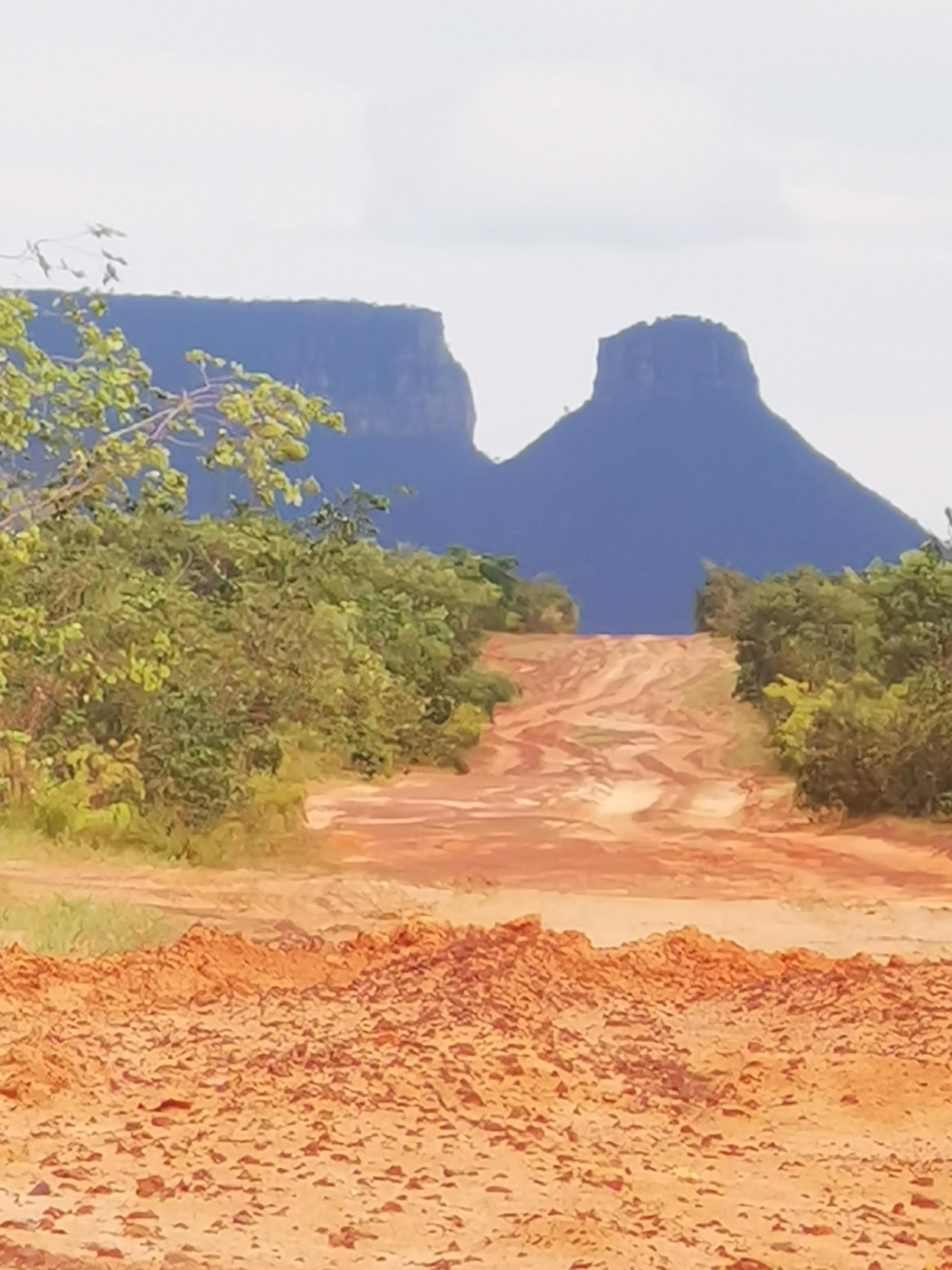 Auf der Sandpiste unterwegs, das Espirito-Santo-Gebirge vor Augen. Die spannende Reisereportage zu dieser Bildergalerie lesen Sie in unserem Premium-Portal NN.