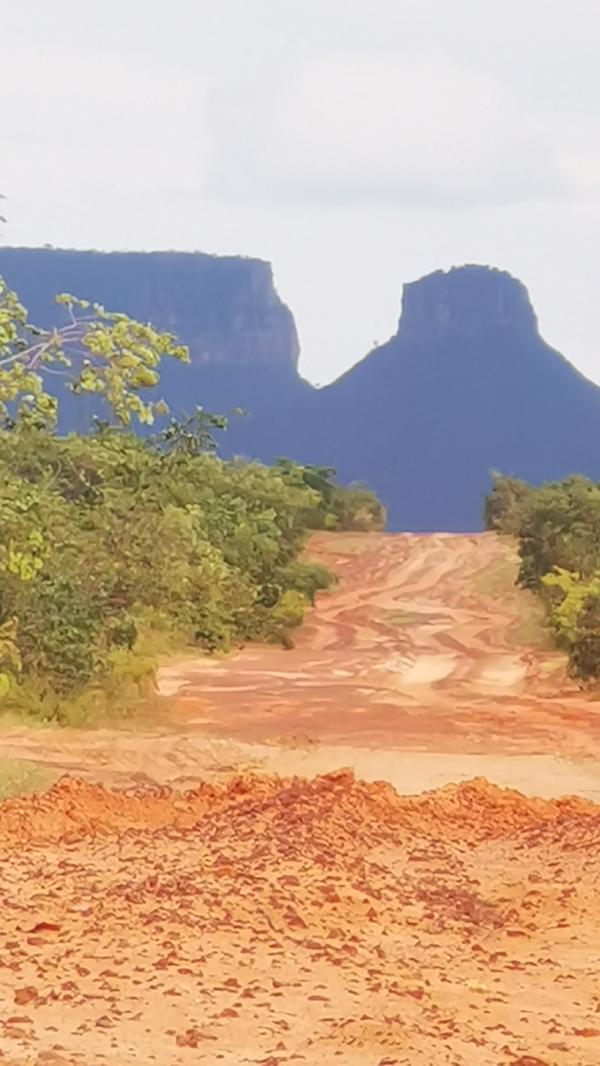 Auf der Sandpiste unterwegs, das Espirito-Santo-Gebirge vor Augen. Die spannende Reisereportage zu dieser Bildergalerie lesen Sie in unserem Premium-Portal NN.