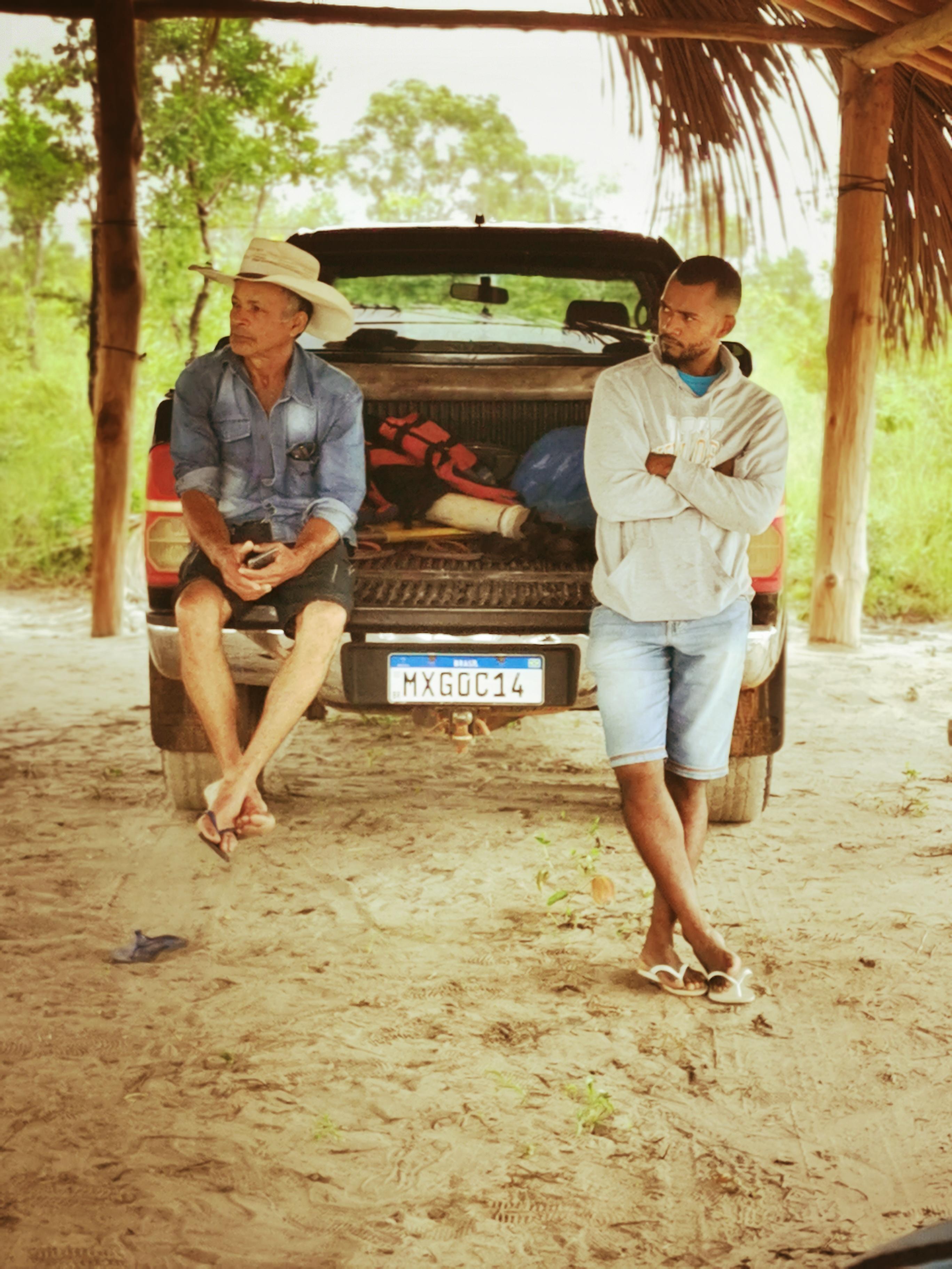 Zwei Männer lehnen an einem der landestypischen Pick-up-Trucks mit Allradantrieb, ohne die in der Region Jalapao wenig geht.