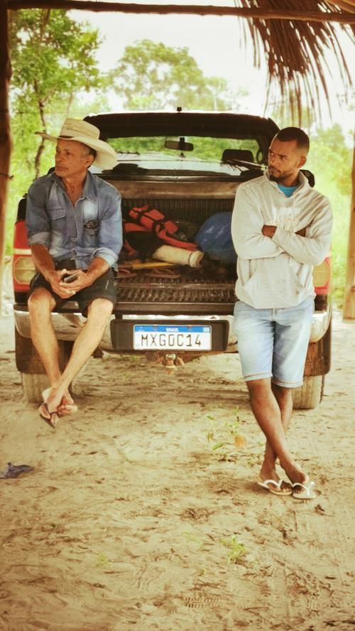Zwei Männer lehnen an einem der landestypischen Pick-up-Trucks mit Allradantrieb, ohne die in der Region Jalapao wenig geht.
