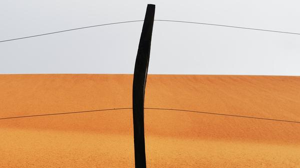 Ein Stecken, der in den riesigen "Dunas" (Dünen) das Gelände in begehbare Zonen absteckt.