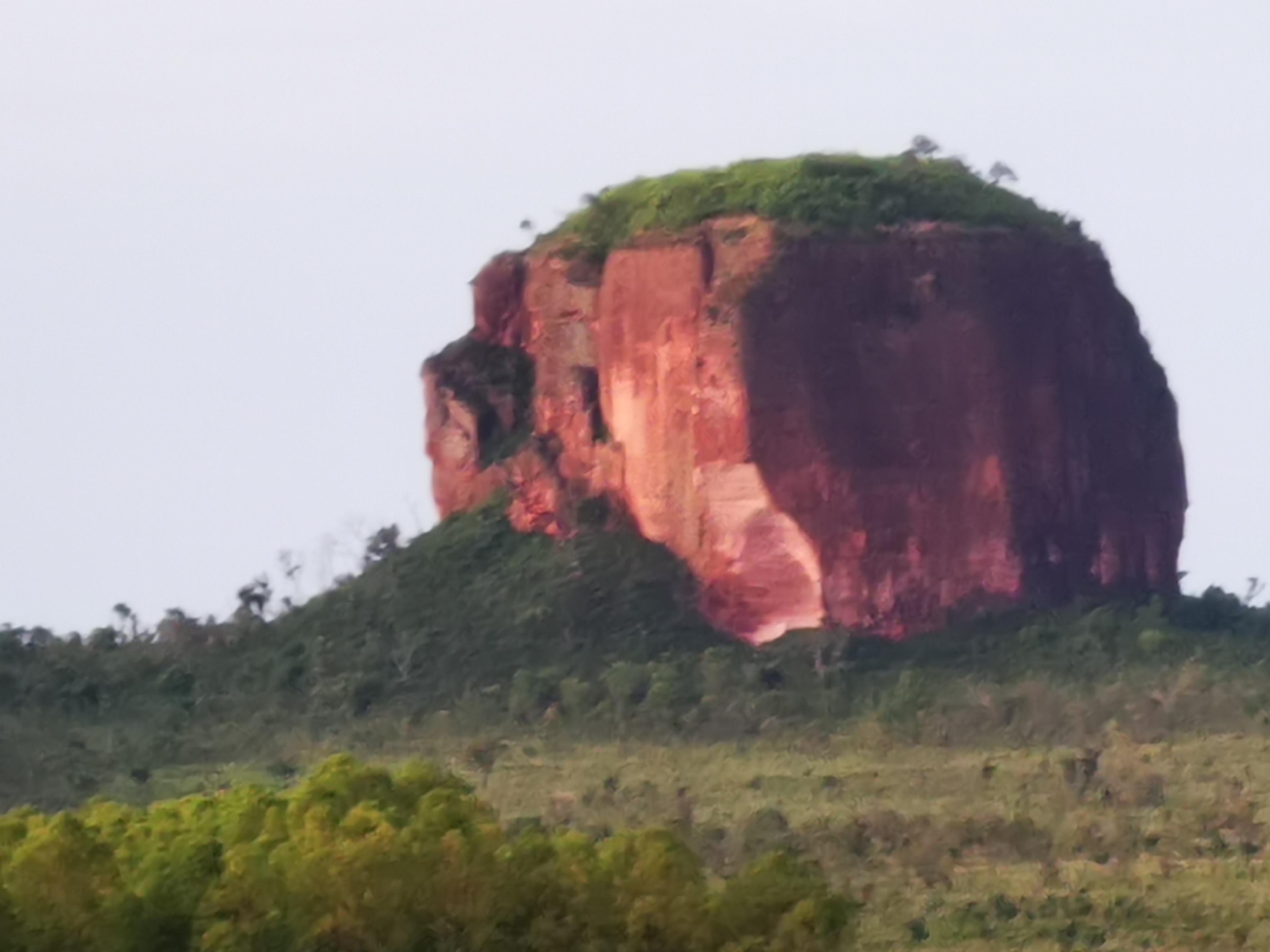 Einer der zahlreichen Sandsteinfelsen, die die Region Jalapao prägen.