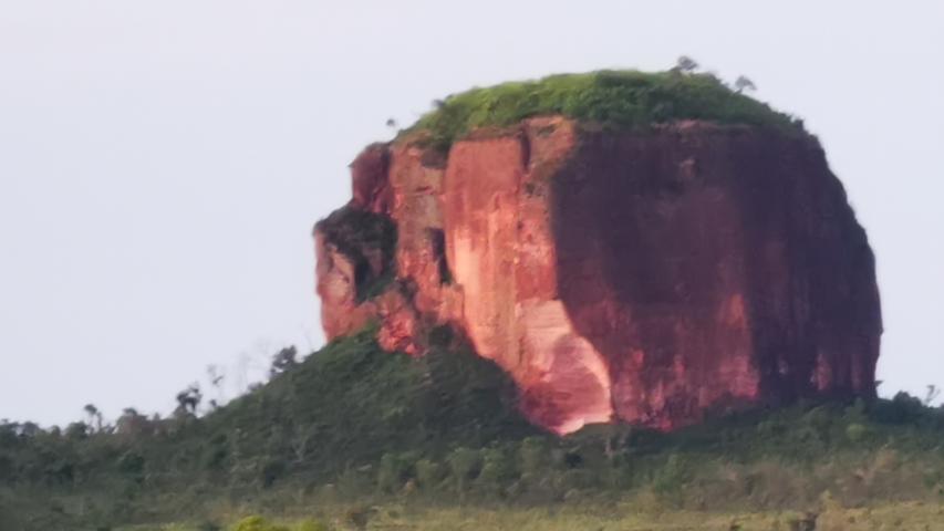 Einer der zahlreichen Sandsteinfelsen, die die Region Jalapao prägen.
