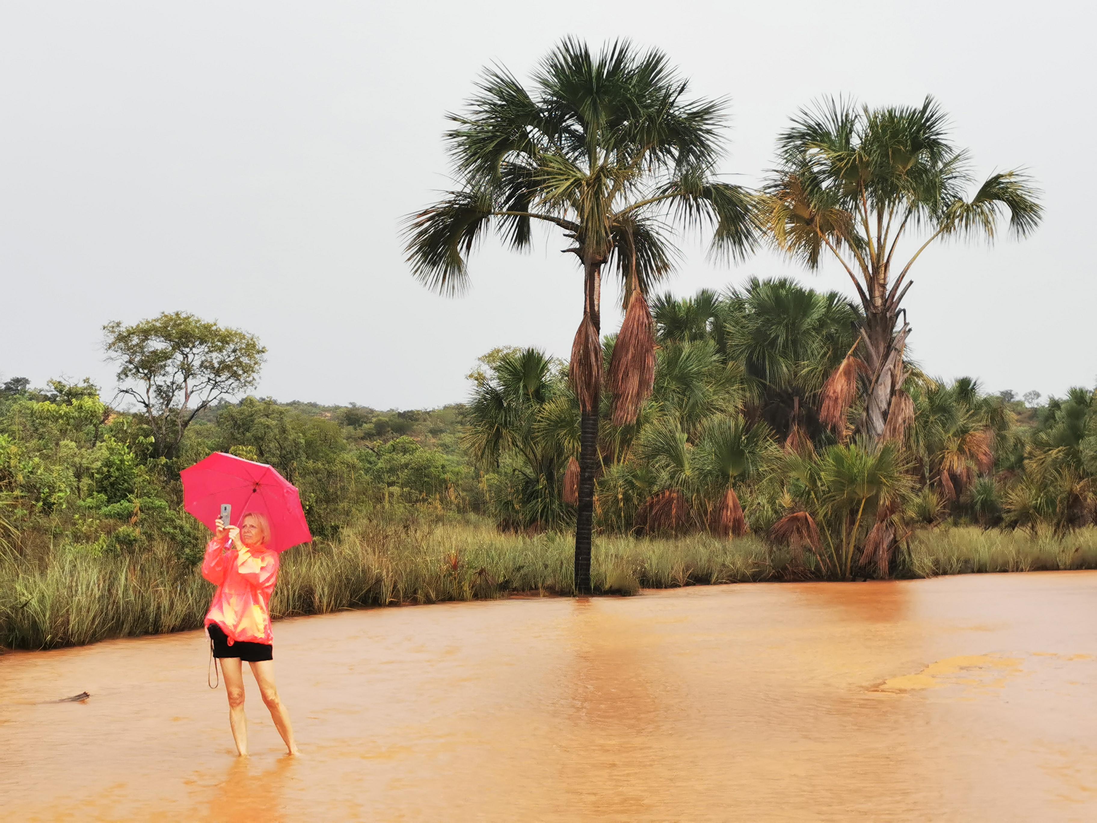 Wenn es regnet, dann kräftig. Doch das Wasser, hier nahe der "Dunas", ist badewannenwarm.