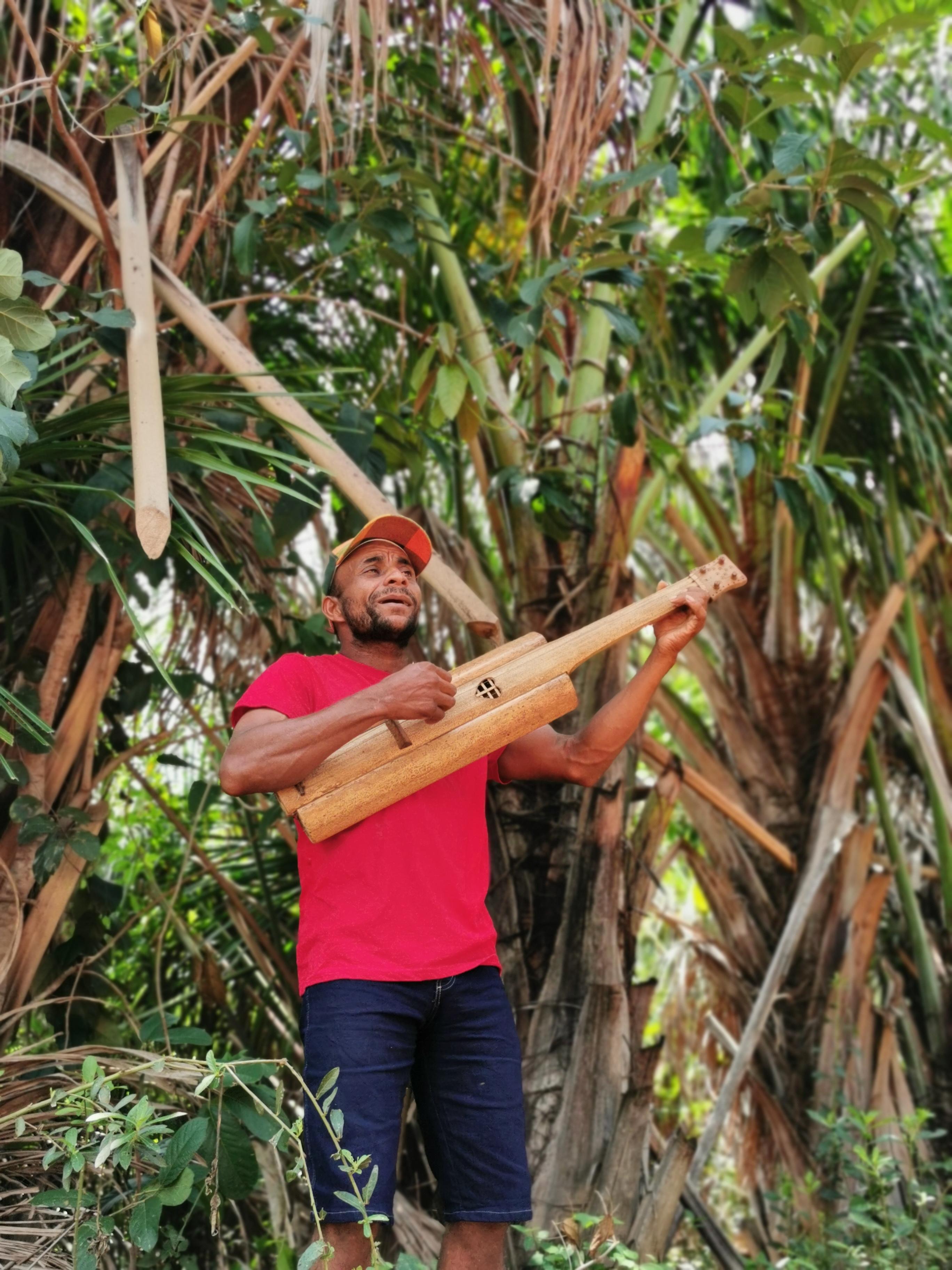 Arno aus dem Dorf der Kunsthandwerker, Mumbuca Community, schreinert seine Musikinstrumente aus Palmenholz selbst. Der 39-Jährige ist in der Region auch als Musiker gefragt.