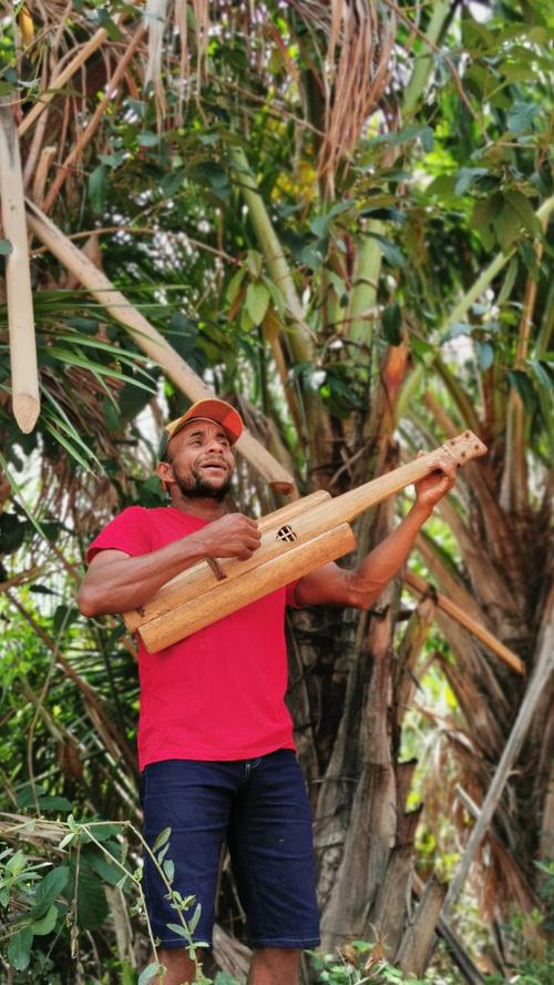 Arno aus dem Dorf der Kunsthandwerker, Mumbuca Community, schreinert seine Musikinstrumente aus Palmenholz selbst. Der 39-Jährige ist in der Region auch als Musiker gefragt.