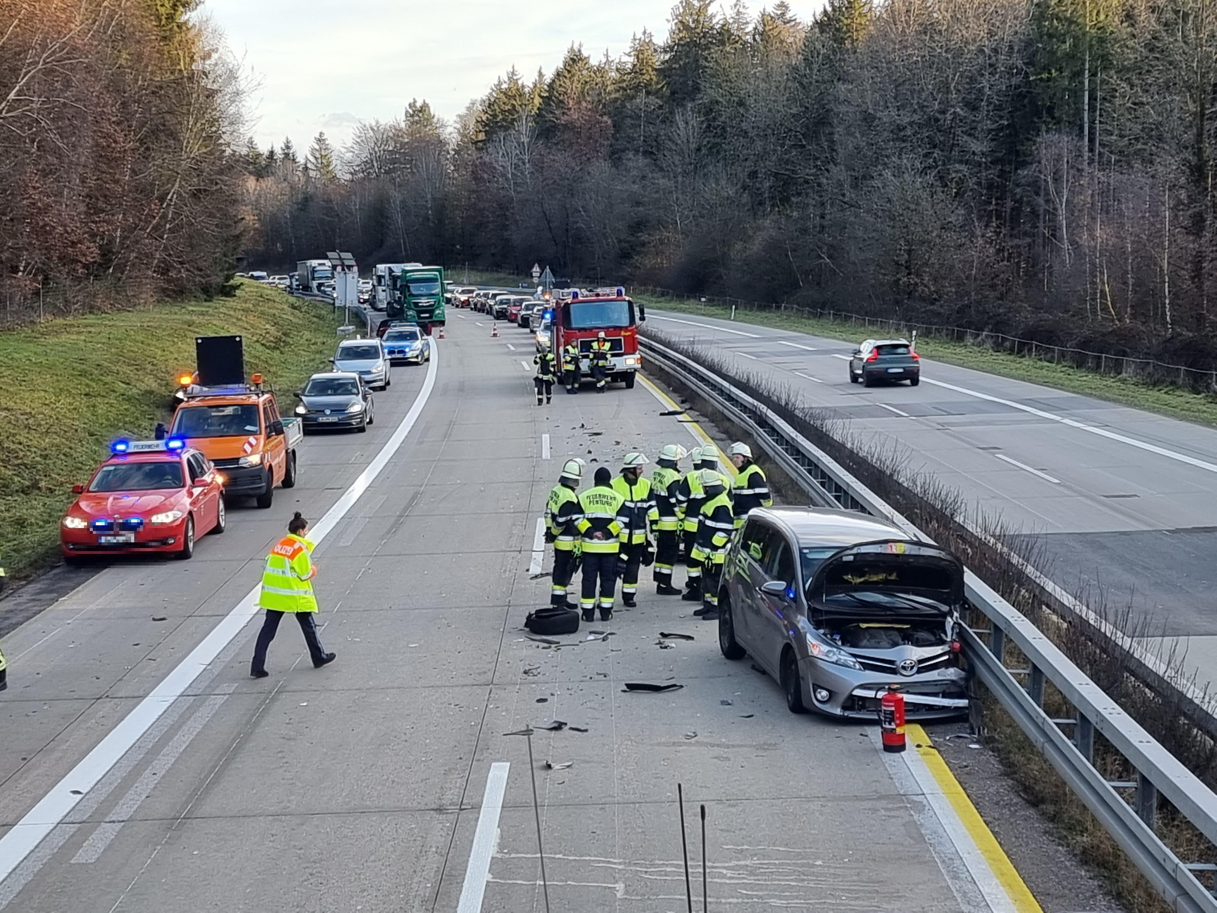 Geisterfahrer Auf A93: Auto Prallt Gegen Vollbesetzten Kombi - Fahrbahn ...