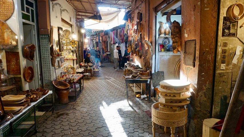 In den engen Gassen der Medina bieten Handwerker und Händler ihre Waren an. Aber Vorsicht, mittlerweile sind auch hier viele Produkte "Made in China". Es lohnt sich daher direkt in den kleinen Läden zu kaufen, wo noch im hinteren Teil gewerkelt wird.