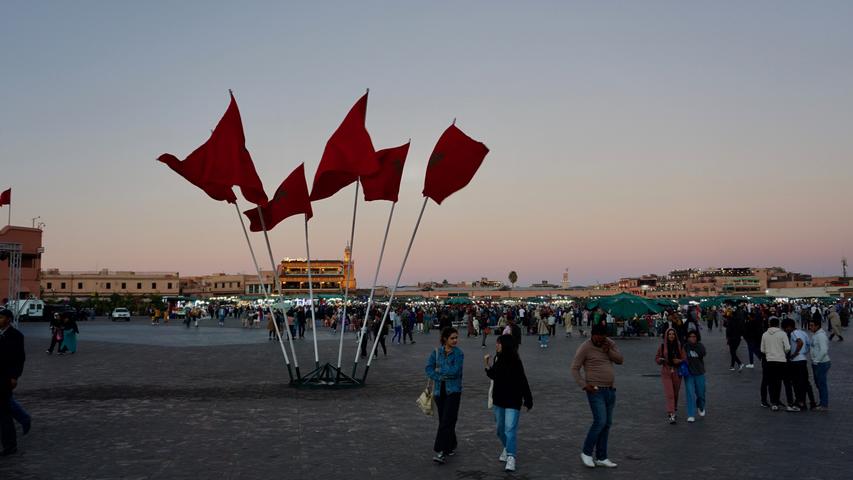 Der Djemaa el Fna liegt am Rande der Medina und ist dennoch der Mittelpunkt und pulsierendes Zentrum der Altstadt von Marrakesch.