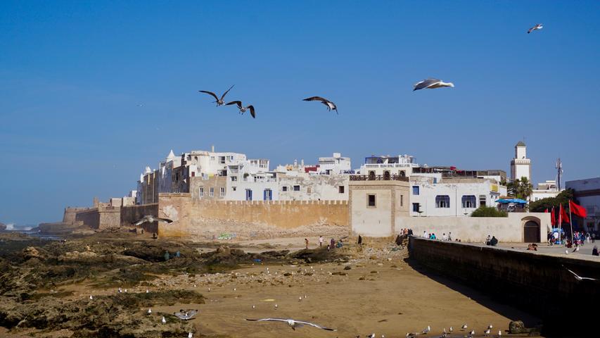 Knapp drei Stunden Fahrt von Marrakesch entfernt liegt die Küstenstadt Essaouira. Die Medina ist zwar um einiges kleiner, aber dennoch lässt es sich wunderbar durch die Gassen flanieren, nach Souvenirs Ausschau halten (günstiger als in Marrakesch) und in kleine Restaurants einkehren.
