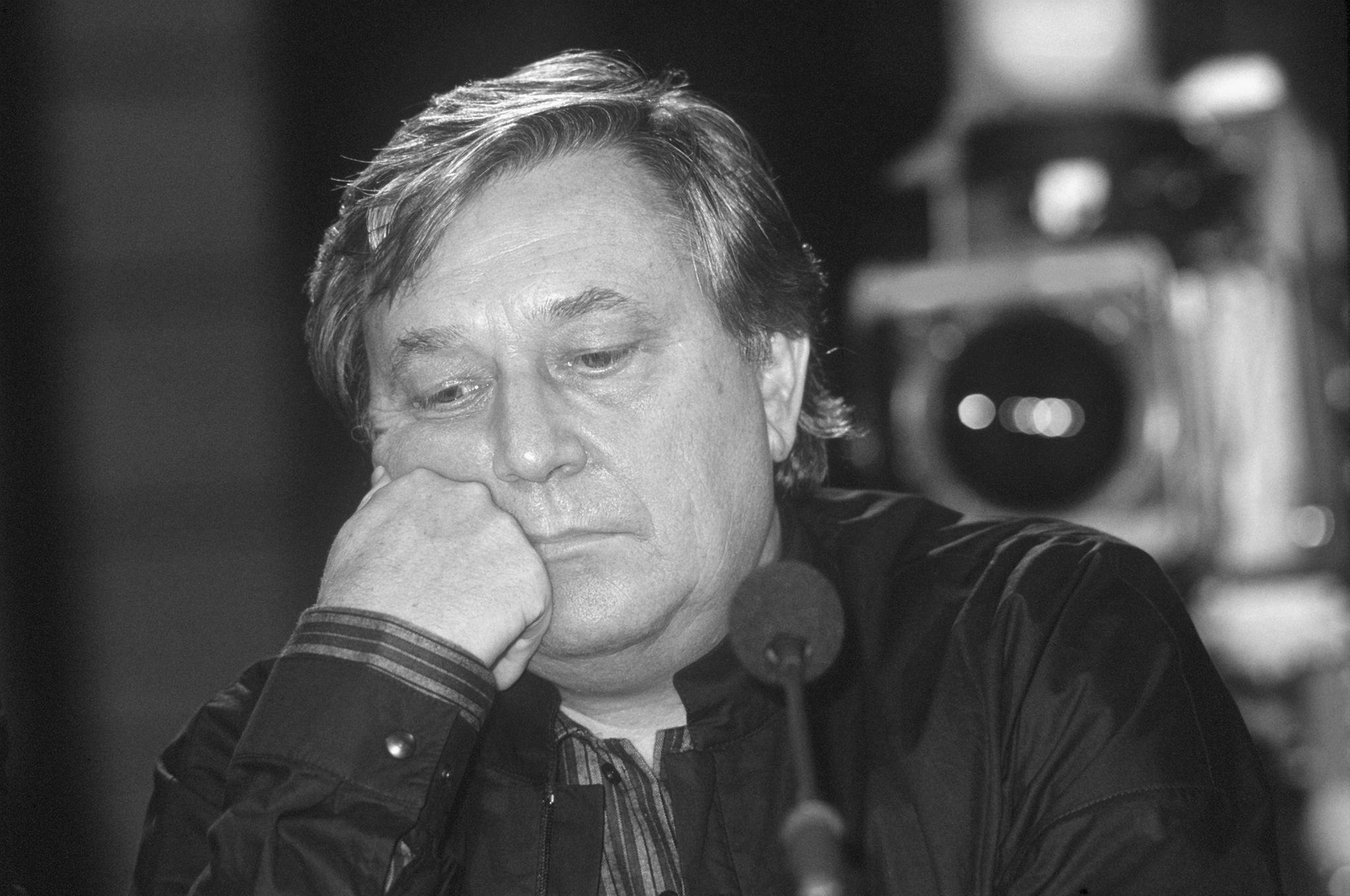 Dieter Pröttel war in der TV-Unterhaltung eine Größe. Er führte bei vielen bunten Shows Regie und war der Mann der Stunde, als das Farbfernsehen in Betrieb ging. Er entdeckte viele neue Talente, unter diesen zum Beispiel Siegfried und Roy, Michael Schanze oder Hape Kerkeling.