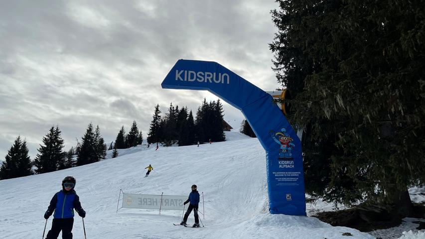 Wer mit Kindern unterwegs im "Ski Juwel" findet immer wieder spannende Varianten für die ganze Familie, hier die Einfahrt in den "Funslope & Familypark Alpachtal"
